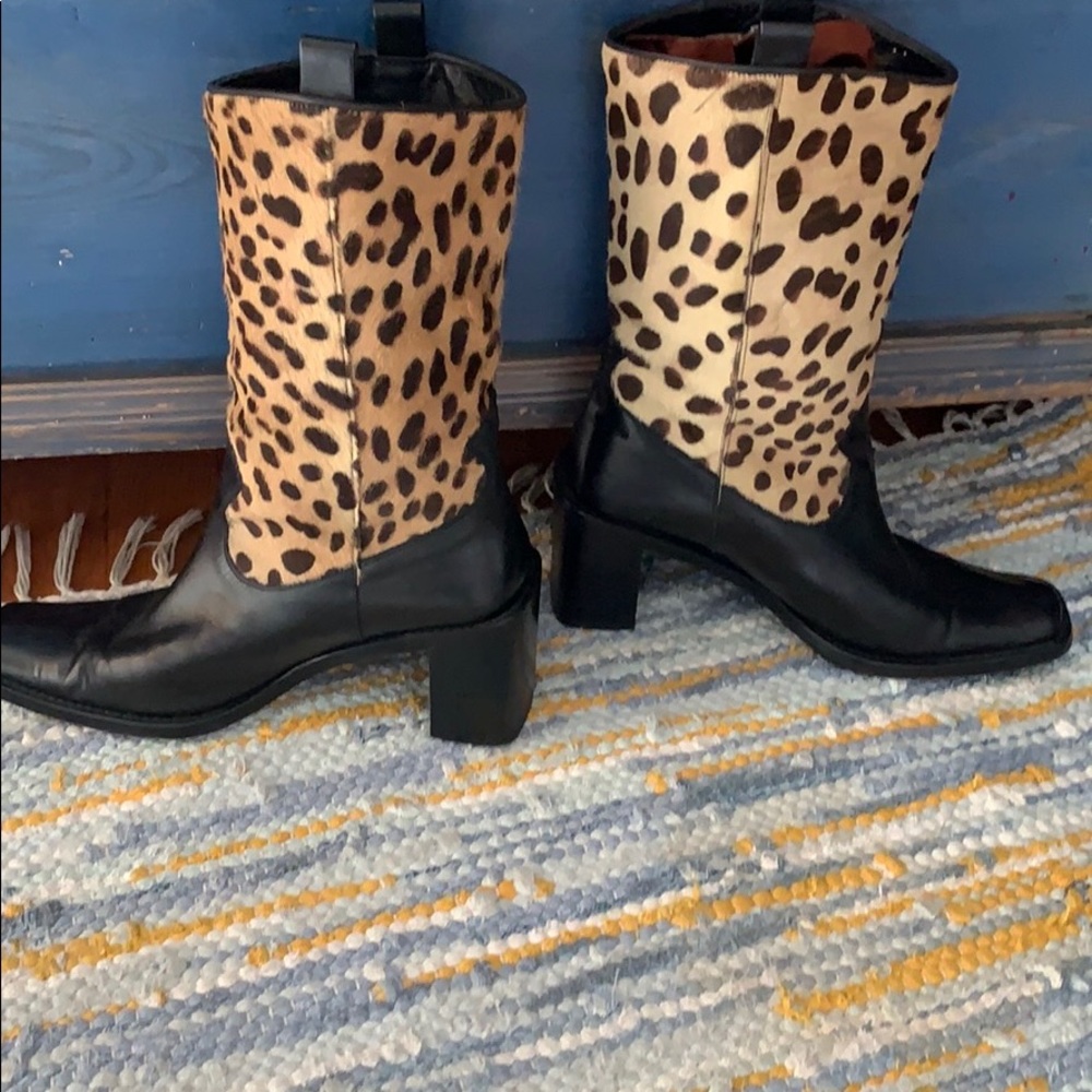 Cowboy-style boots. Via Spiga.